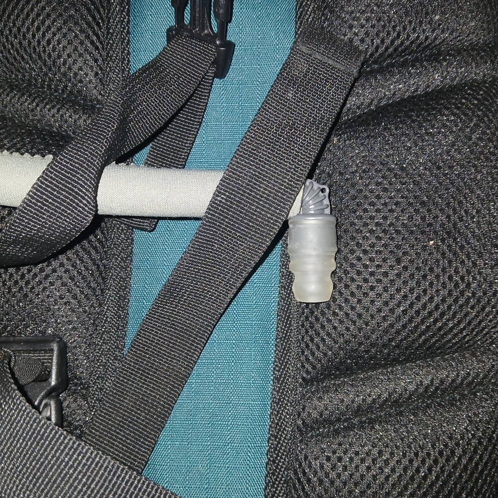 Quest Teal Hydration Backpack With Bladder Adjust… - image 3